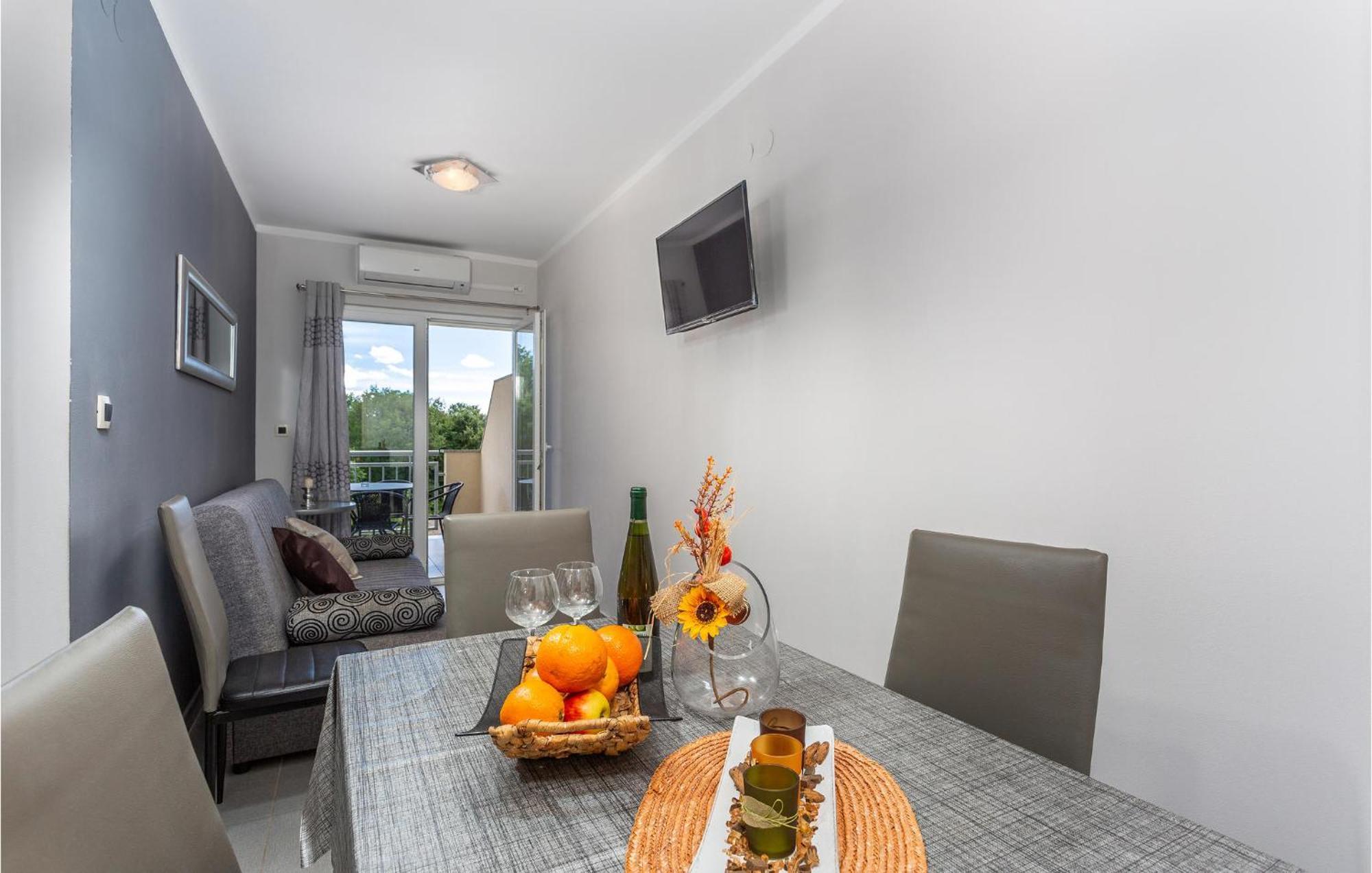 Beautiful Apartment In Pinezici With Wifi Екстериор снимка